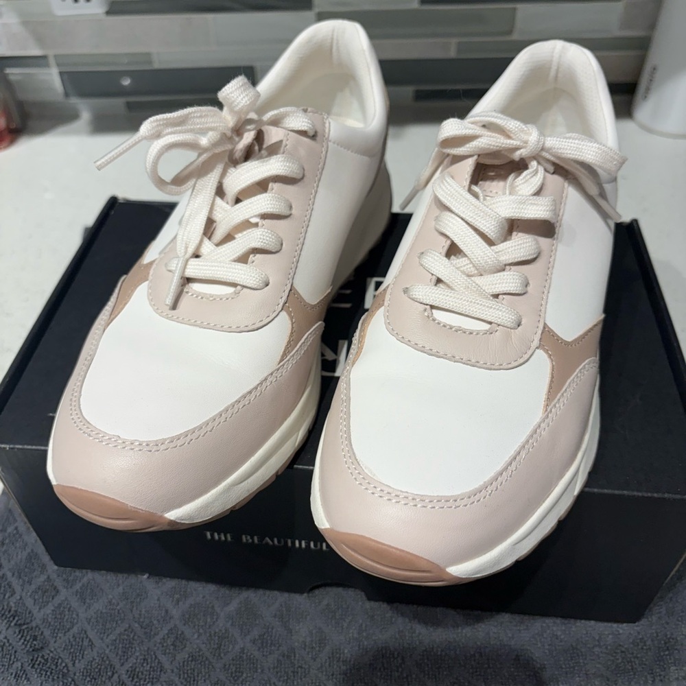 Naturalizer Women's Cream and Tan Sneakers